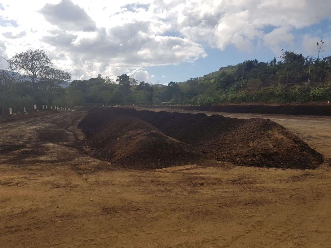 Compost heaps using the by-products obtained after pulping coffee cherries in a small unit in Costa Rica © CIRAD