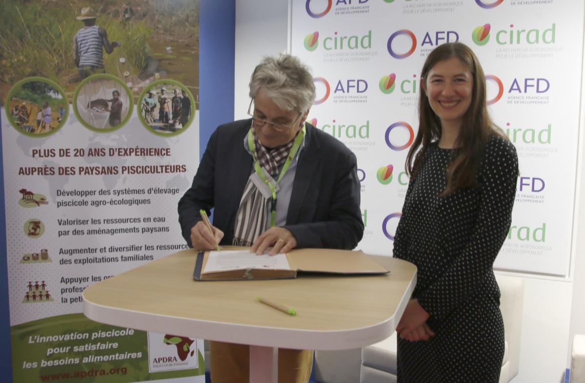 Michel Eddi, président directeur général du Cirad, et Claire Gsegner, présidente de l’APDRA, ont signé, le 3 mars 2019, une convention cadre de partenariat. © S. Della Mussia, Cirad