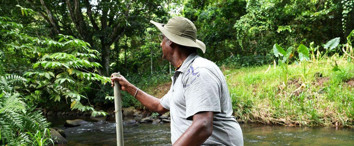 Installation d'une sonde sur une rivière du bassin du Galion, Martinique © Y. Sanguine, Cirad