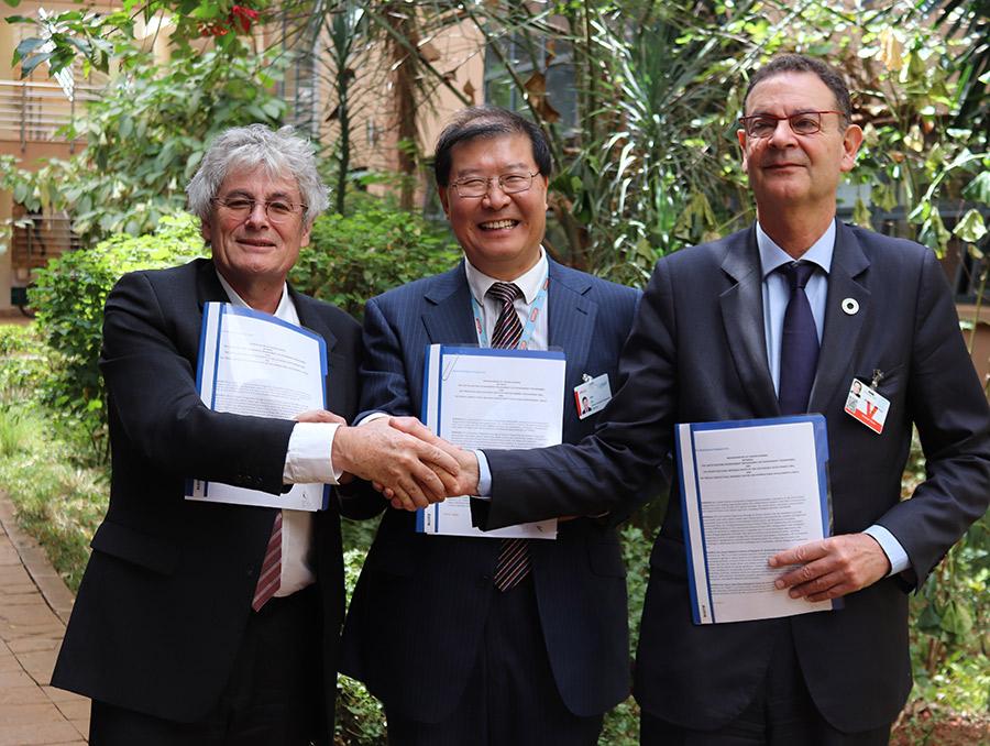 CIRAD President Managing Director Michel Eddi, UNEP Chief Scientist and Director of the Science Division Jian Liu, and IRD President Jean-Paul Moatti, at the signing of the framework agreement in Nairobi © IRD/Cécile Bégard