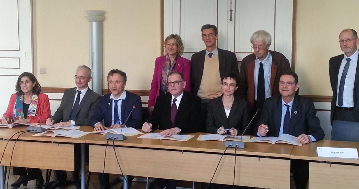 Au premier plan de gauche à droite : M. Guillou, Présidente d’Agreenium, P. Flammarion, DG délégué à la recherche et à l’innovation d’Irstea, Ph. Mauguin, PDG de l’Inra, M. Ferroni, Président du System Management Board de CGIAR, E. Claverie de Saint-Martin, DG déléguée à la Recherche et à la Stratégie du Cirad, J.-P. Moatti, PDG de l’IRD.