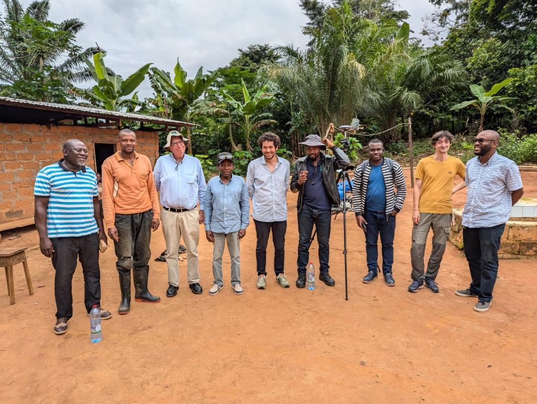 L’équipe de la mission au complet. De gauche à droite : Jean Ondoa (frère du propriétaire), Paul Belinga (propriétaire de la parcelle), Thierry Leroy (Cirad, DR Afrique centrale), Chef du hameau de Nkouloutou, Ivan Cornut (Cirad, chercheur), Alber Cassis Solefack (Piccardi, ingénieur pylôniste), Betrand Zing Zing (IRAD, chercheur), Clément Rigal (Cirad, chercheur), Jean-Daniel Esssobo (Assistant de recherche Cirad) © I. Cornut, Cirad