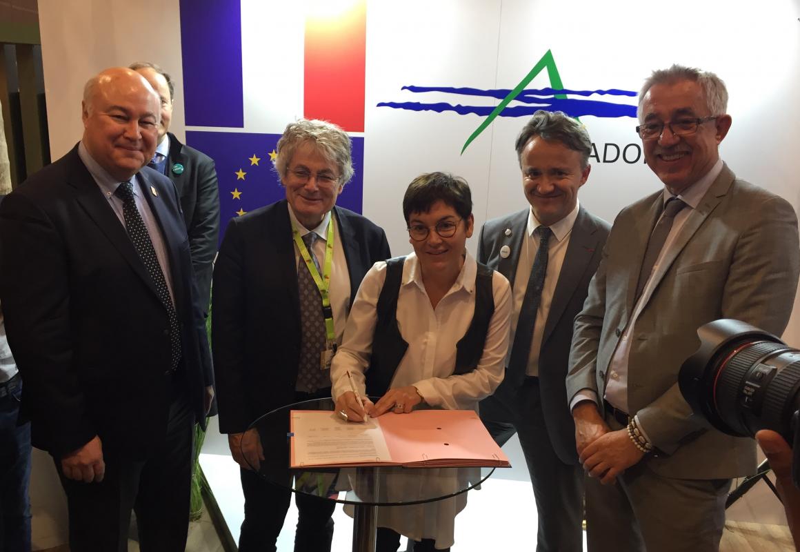 Signature d'un accord-cadre entre le Ministère des Outre-Mer, le Cirad, INRAe et l’IRD, lundi 24 février 2020 au Salon International de l'Agriculture. De gauche à droite : Paul Luu, secrétaire exécutif 4 pour 1000 ; Michel Eddi, PDG du Cirad ; Annick Girardin, ministre des Outre-Mer ; Philippe Mauguin, PDG de INRAe ; Jean Luc Chotte, chercheur et représentant pour l’IRD © S. Della Mussia, Cirad