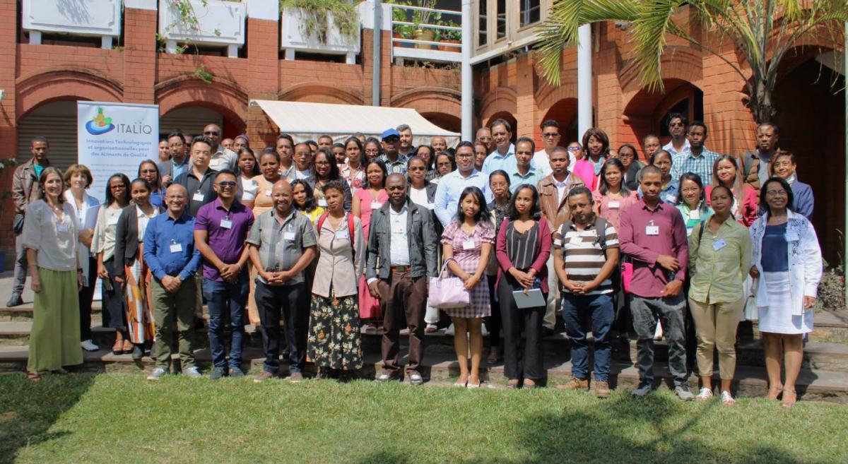 Photo de groupe de l’ensemble des participants présents à cette journée d’atelier à Antananarivo © Cirad