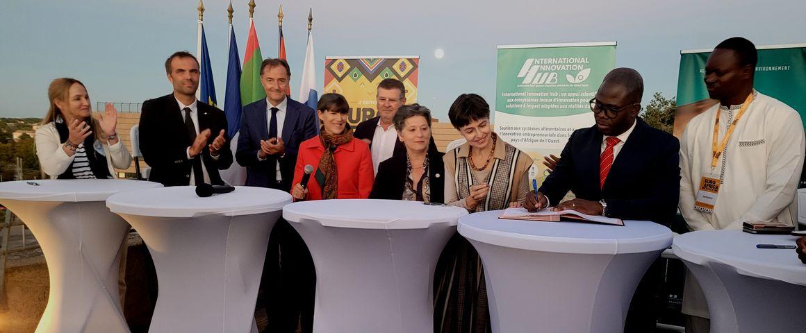 Elisabeth Claverie de Saint Martin, PDG du Cirad, signe l’accord de collaboration avec les partenaires. © S. Della Mussia - Cirad