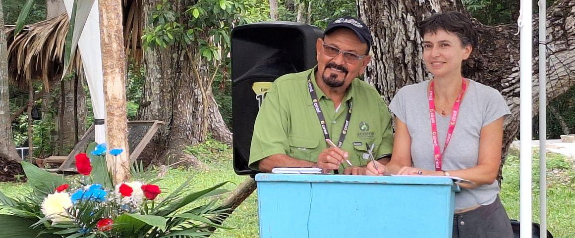 CIRAD CEO Elisabeth Claverie de Saint Martin and Macédoine Cortave, Director of the Petén community forest association (ACOFOP), sign the CIRAD- ACOFOP bilateral agreement supporting the ConForMa project on 18 September, in the heart of the Maya Biosphere Reserve in the Petén region © CIRAD