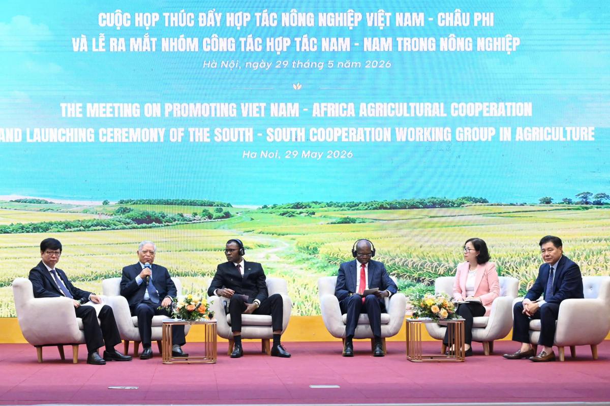 Six intervenants assis sur sc&egrave;ne lors de la table ronde 1 de la r&eacute;union sur la coop&eacute;ration agricole entre le Viet Nam et l&rsquo;Afrique : Phạm Ngọc Mậu, B&ugrave;i B&aacute; Bổng, Fernando Miguel, Morecome Mumba, Nguyễn Phương Tr&agrave; et L&ecirc; Quốc Thanh.