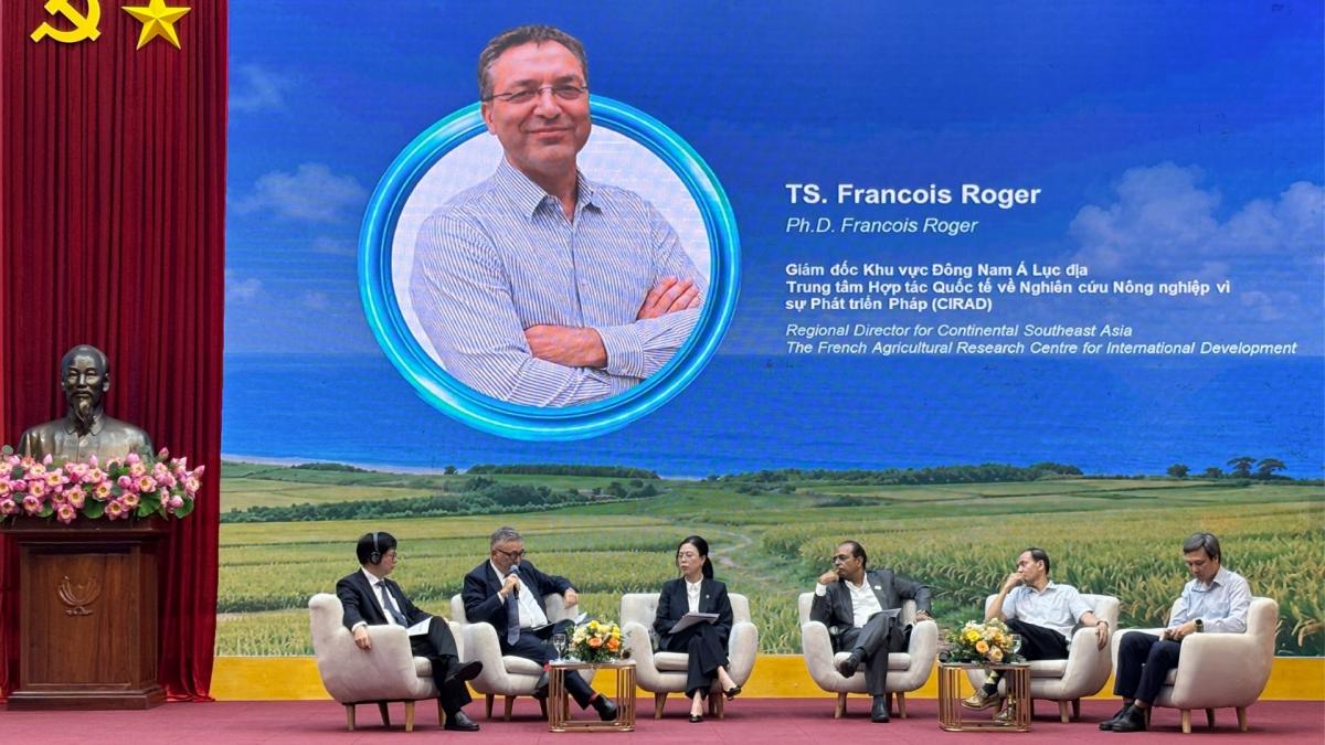 Fran&ccedil;ois Roger intervient lors de la table ronde 2 de la r&eacute;union sur la coop&eacute;ration agricole entre le Viet Nam et l&rsquo;Afrique, avec son nom et sa fonction affich&eacute;s &agrave; l&rsquo;&eacute;cran derri&egrave;re les intervenants.