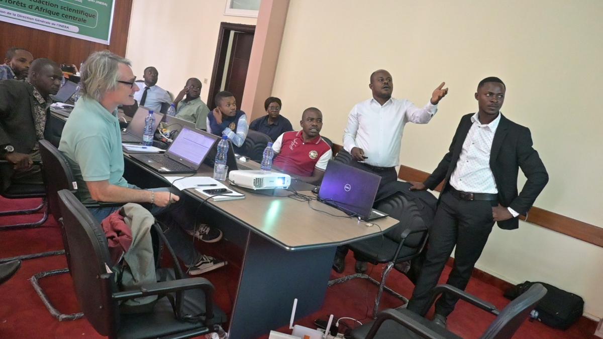 Séance de travail avec des doctorants, © V. Rossi, Cirad