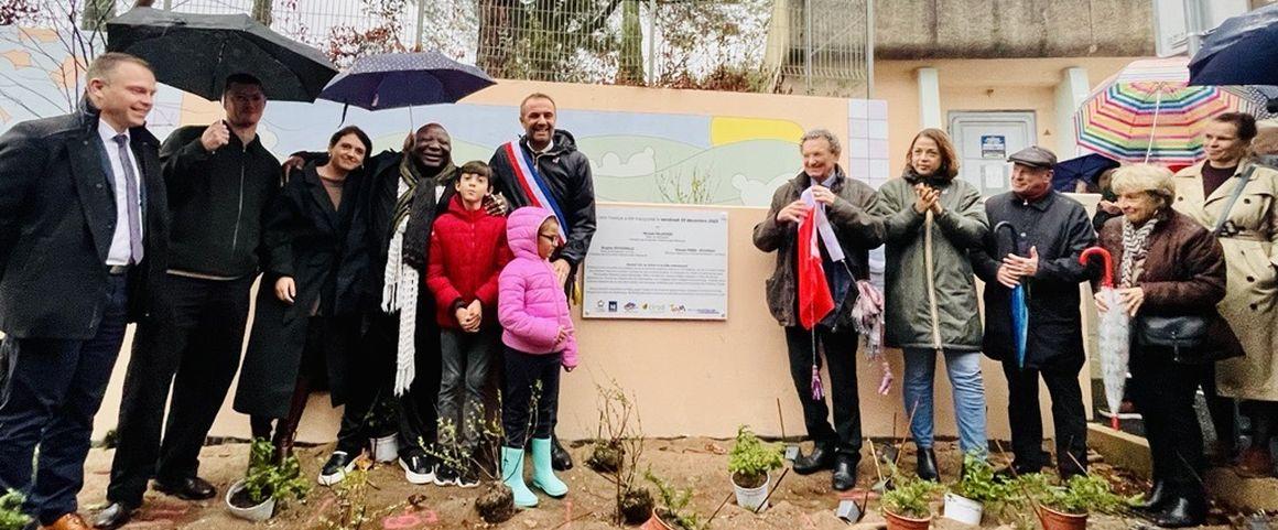 Local politicians, artists and schoolchildren at the inauguration of the CIRAD mural © M. Adell, CIRAD