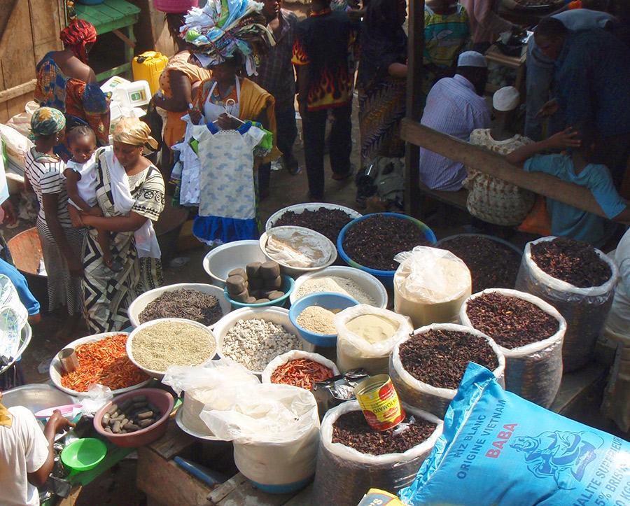 Scène quotidienne sur un marché alimentaire de Accra (Ghana) © Patricio Mendez del Villar, Cirad