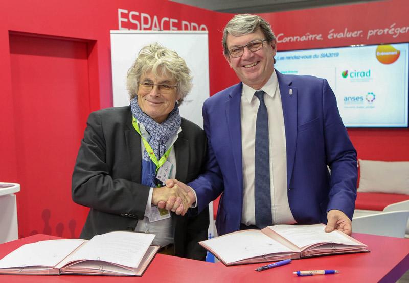 ANSES Director General Roger Genet and CIRAD President Managing Director Michel Eddi signed a five-year framework partnership agreement at the Paris International Agricultural Show, on 26 February 2019 © ANSES