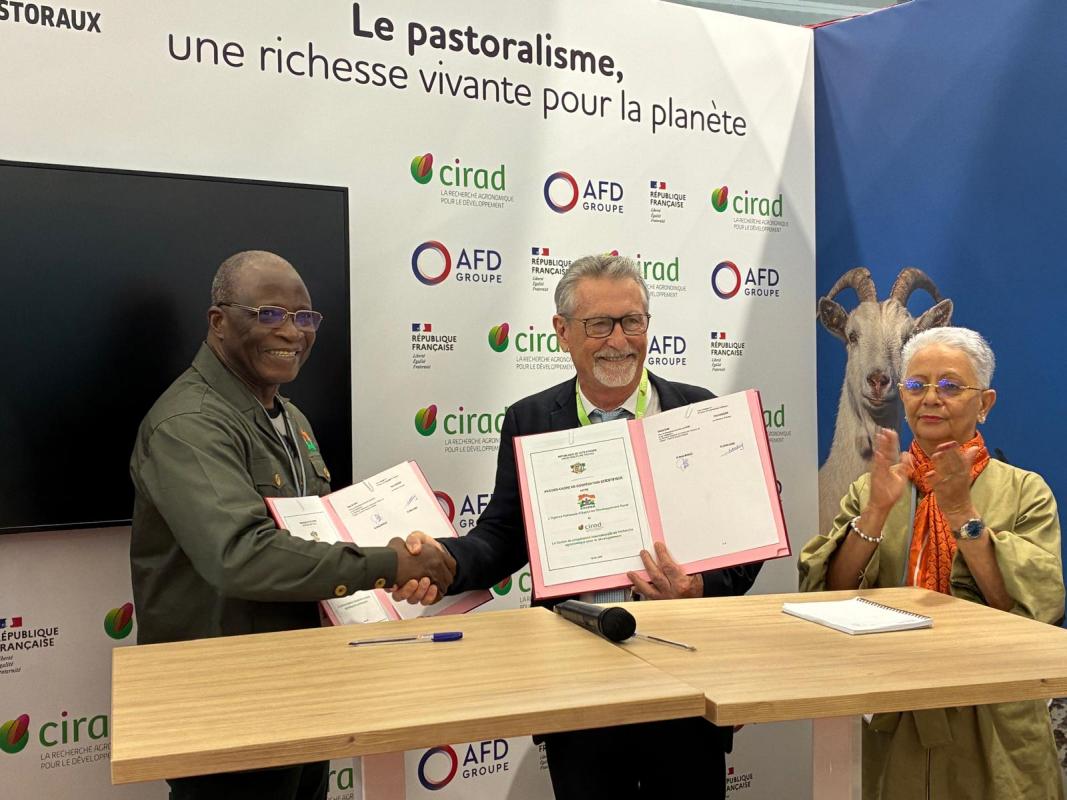 Signature accord cadre de coopération scientifique entre l'ANADER par Sidiki Cisse, directeur général et le Cirad par Dr Serge Marlet, directeur régional © Cirad