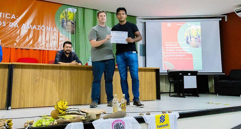 Remise de diplôme de Justiniano (à droite), entouré de Gabriel Resque de l'Université fédérale rurale d'Amazonie (à gauche) et de Raphaël Marichal du Cirad (milieu). Belém, avril 2025 © I. Moreira, Refloramaz