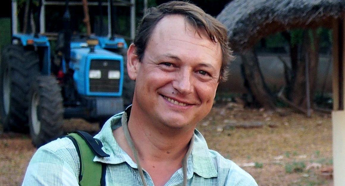 Michel de Garine-Wichatitsky, écologue et vétérinaire au Cirad, sur le terrain au Zimbabwe © DR