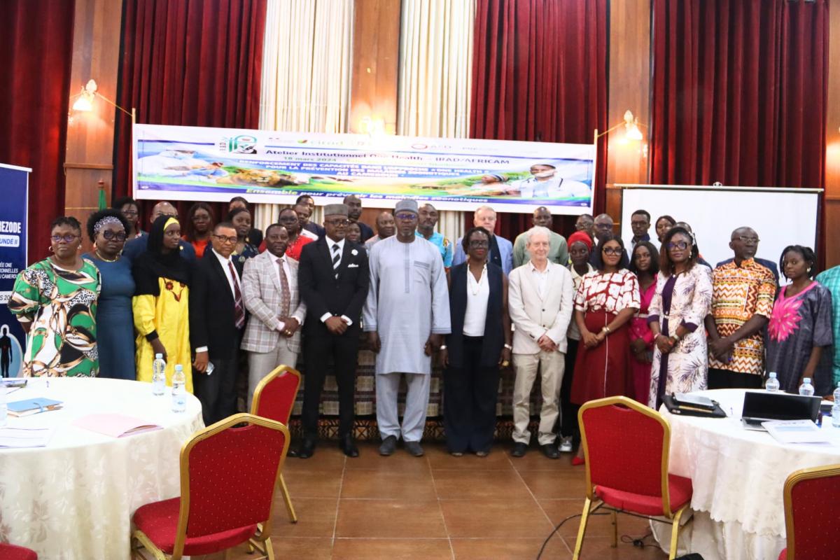 Photo de famille des participants à l'atelier de capitalisation du projet AfriCam au Cameroun. © S. Koutchou, Cirad