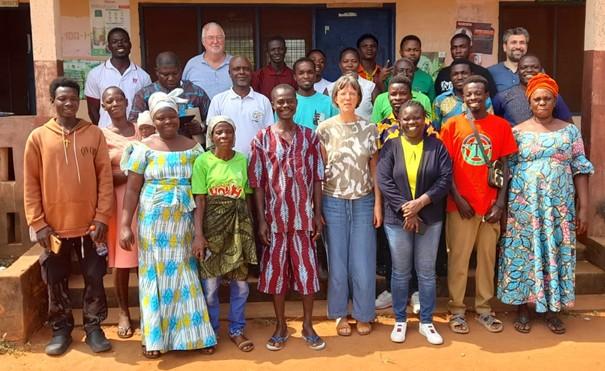 Photo de groupe des participants et des animateurs de l'atelier à Avalavi (zone sud) © T. Bakker, Cirad
