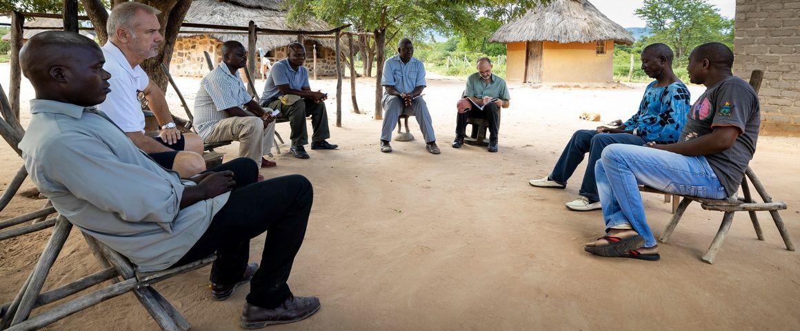 Rencontre entre scientifiques et habitants d'une commune au Zimbabwe, dans le cadre du programme SWM. Les communautés locales sont au cœur de toute prévention efficace des risques sanitaires. © Brent Stirton, Getty Images pour la FAO, le Cifor, le Cirad, le WCS