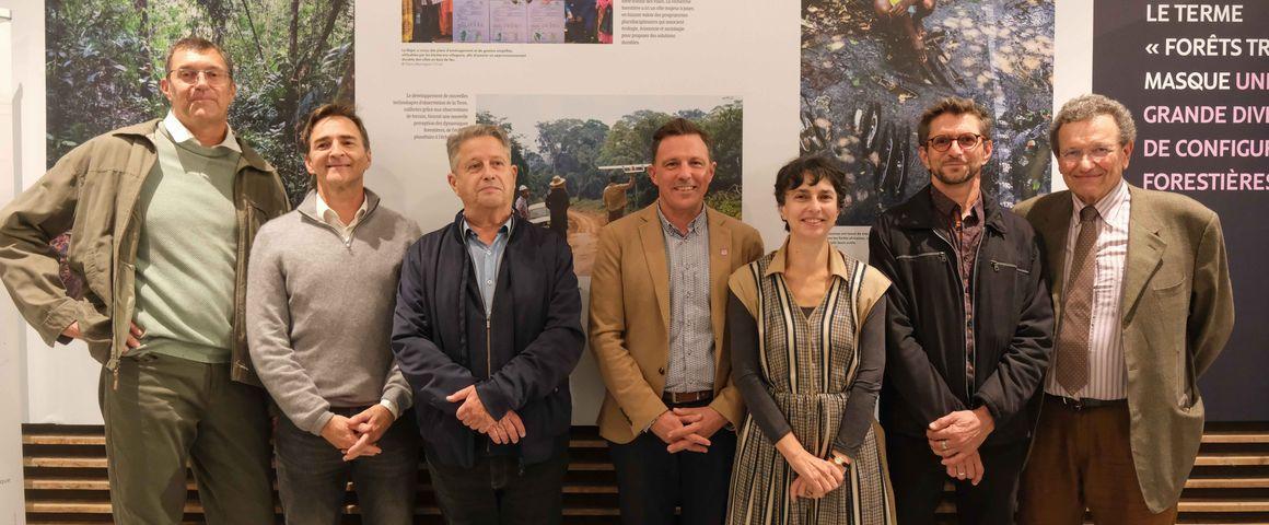 Vernissage gare Saint-Roch. Jean-François Trebuchon, chercheur au Cirad ; Jean-Thierry Winstel, dirigeant-fondateur de Bioviva Editions ; Plinio Sist, chercheur au Cirad ; Sylvain CONCLOIS, directeur des Gares Est Occitanie chez SNCF Gares & Connexions ; Élisabeth Claverie de Saint Martin, PRD du Cirad ; Bruno Locatelli, chercheur au Cirad et Vincent Fabre-Rousseau, directeur régional du Cirad à Montpellier – Occitanie lors du vernissage d’ouverture de l’exposition, le 04 novembre 2025. © David Paquin - SNCF Gares & Connexions