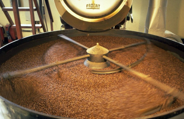 Torréfaction de café Arabica en usine, au Burundi. © D. Snoeck, Cirad