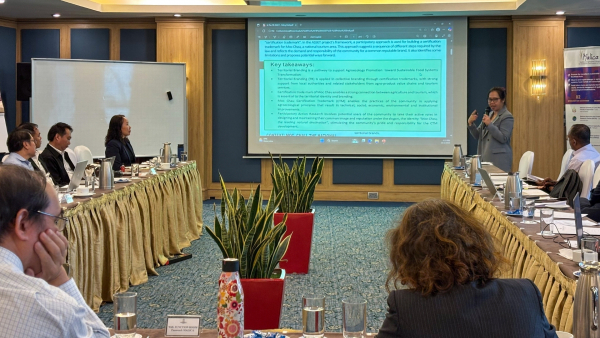 Une chercheuse pr&eacute;sente des diapositives sur le branding territorial et la certification dans le cadre du projet ASSET, tandis que les participants suivent la pr&eacute;sentation lors de la r&eacute;union annuelle de MALICA.