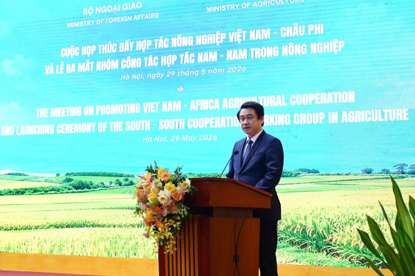 L&ecirc; Anh Tuấn s&rsquo;exprime au pupitre lors du lancement du Groupe de travail sur la coop&eacute;ration Sud-Sud en agriculture &agrave; Hano&iuml;, le 29 mai 2026.