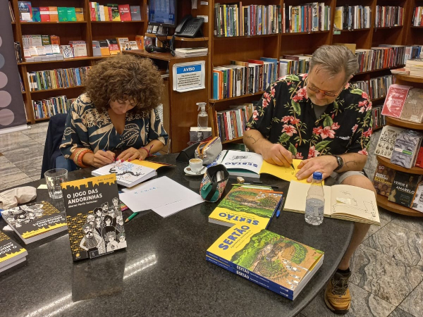 S&eacute;ance de d&eacute;dicace du livre Sert&atilde;o. Agroecologie, resist&ecirc;ncia e f&eacute; (Nemo 2025) par Laurent Houssin &agrave; la Livraria Martins Fontes, Avenida Paulista, S&atilde;o Paulo (SP) le 8 septembre