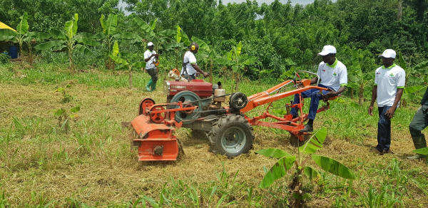 Un motoculteur &copy; MecaWAT, Benin