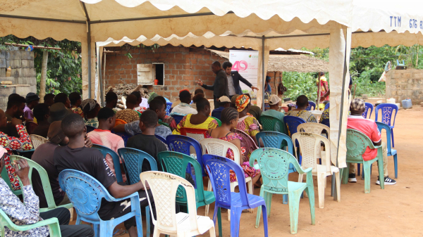 Explication du fonctionnement de la tour &agrave; flux aux agricultrices et agriculteurs. &copy; O. Ouwe, IRD