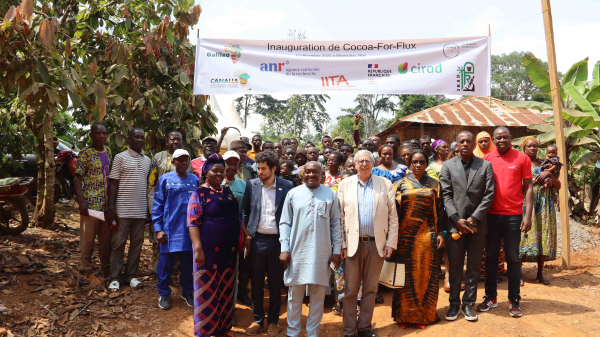 Partenaires et quelques habitants du hameau Nkouloutou. &copy; O. Ouwe, IRD