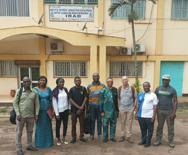 Equipe&nbsp;travaillant sur les zoonoses de rongeurs dans le cadre du projet AFRICAM. De&nbsp;gauche &agrave; droite&nbsp;Isaac DAH (LANAVET), Evelyne TAO (IRAD), Olive AMBA ABONA (MINEPIA), Tiziano (Universit&eacute; de Bu&eacute;a), Rolin Mitterand KAMGA (Universit&eacute; de Dschang), Etchu KINGSLEY (IRAD), Ferran JORI (Cirad) et les chauffeurs.&nbsp;&copy; F. Jori