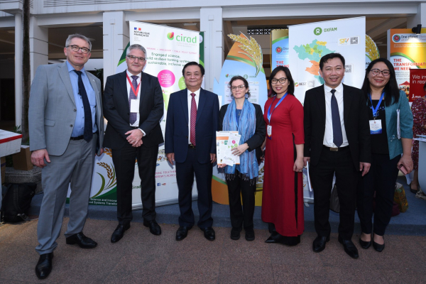 H.E. Le Minh Hoan, Minister of MARD Vietnam visited CIRAD’s booth during the 4th Global Conference on Sustainable Food Systems Programme