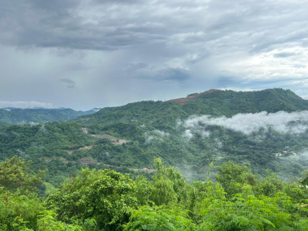 Impact of infrastructure construction on Mount Purro, Calawis. While these projects employ many villagers, they provoke tenure and social tensions. Calawis, August 2025. © Antoine Perrier