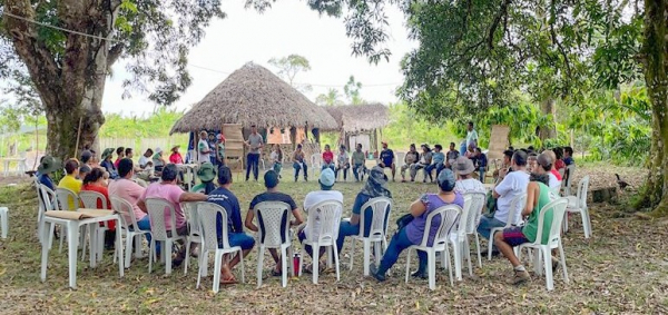 Module de formation dans une communauté rurale : en plus du groupe d’étudiants, la salle de classe est ouverte à tous les habitants de la communauté © I. Moreira, Refloramaz