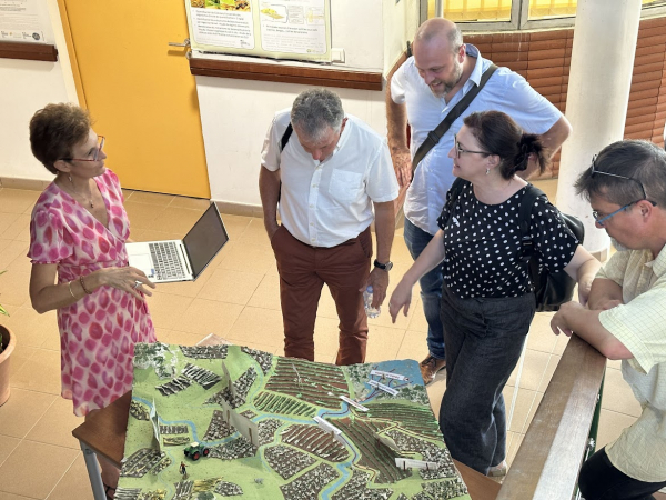 Pr&eacute;sentation de l'observatoire des pollutions et visualisation des transferts sur une maquette 3D. &copy; L.Parrot, Cirad