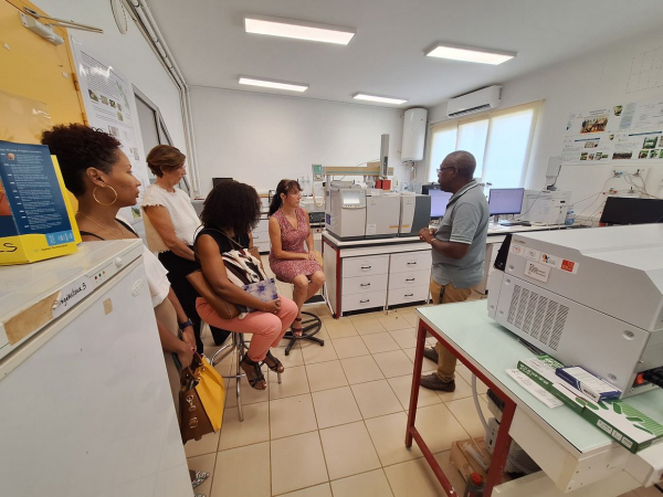 Visite de la plateforme de chimie analytique par la sous-pr&eacute;f&egrave;te de Trinit&eacute;. &copy; Cirad.jpg