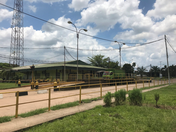 Weighbridge to measure fresh and agricultural biomass at the input and output of an oil palm mill in Sumatra (Indonesia). &copy; JM Roda