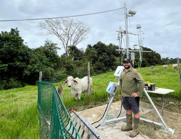 La tour de flux implant&eacute;e au sein d'un p&acirc;turage. &copy; Louis Decline, CIRAD