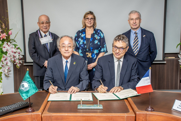 Signature of the CIRAD - AIT MoU by Dr. François Roger, Regional Director for CIRAD's Continental Southeast Asia office and AIT President Prof. Kazuo Yamamoto  © AIT, 2023