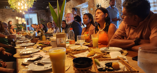 F. Timmermans en discussion avec les représentants de la société civile amazonienne © R.Poccard-Chapuis, Cirad