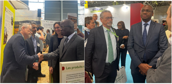 Visite du stand Cirad par le&nbsp;ministre des Eaux et For&ecirc;t, Jacques Assahor&eacute; Konan(&agrave; gauche) et le ministre des ressources animales et halieutiques, Sidi Ti&eacute;moko Tour&eacute; (&agrave; droite) &copy; Cirad