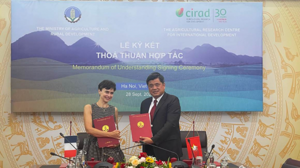 Mrs. Claverie de Saint Martin and Deputy Minister Trần Thanh Nam reaffirm their partnership with the signing of this new MoU. © CIRAD