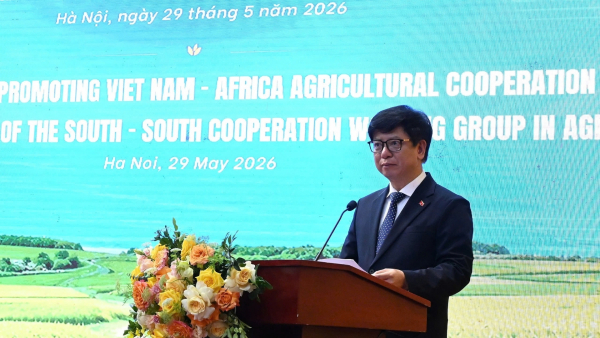 Phạm Ngọc Mậu s&rsquo;exprime au pupitre lors du lancement du Groupe de travail sur la coop&eacute;ration Sud-Sud en agriculture &agrave; Hano&iuml;, le 29 mai 2026.