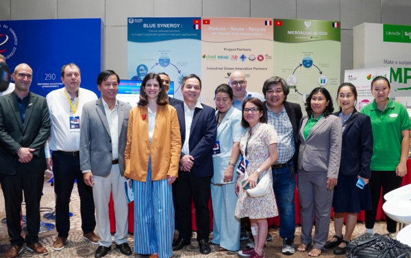 CIRAD aquaculture project scientists and partners with the French minister and Consul General