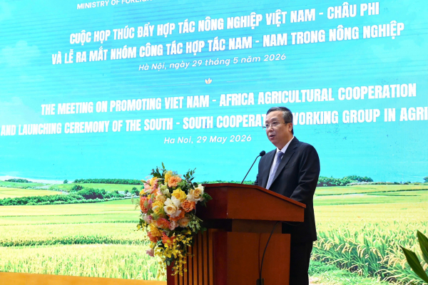 Ho&agrave;ng Trung s&rsquo;exprime au pupitre lors du lancement du Groupe de travail sur la coop&eacute;ration Sud-Sud en agriculture &agrave; Hano&iuml;, le 29 mai 2026.