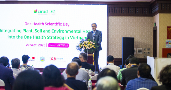 Mr. Olivier Brochet, French Ambassador to Vietnam, welcomes the event’s participants. © Viet Hung, CIRAD