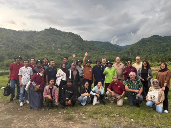 Participants’ group photo during the IndoKakao training week at Instiper University (© IndoKakao/partners).