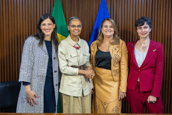 Eléonore Caroit, députée français établis hors de France (2e circonscription), Marina Silva, Ministre brésilienne de l’Environnement, Silvia Massruhá, Présidente de l’Embrapa, Elisabeth Claverie de Saint Martin, PDG Cdu Cirad lors de la signature de l’accord Cirad-Embrapa à Brasília © / Audiovisual / PR BR