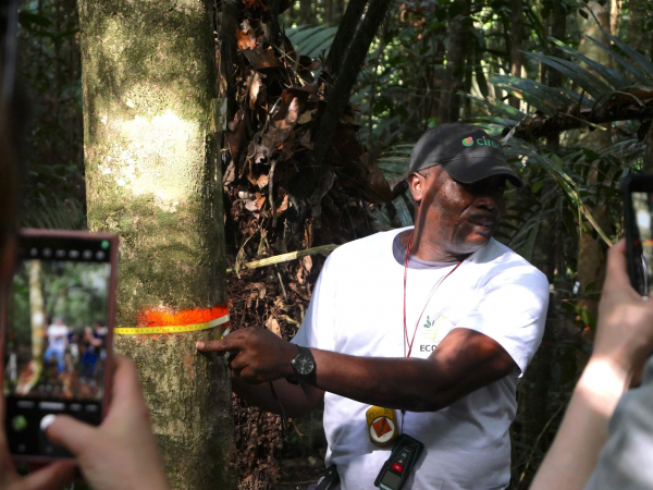 Quelques jours avant le lancement du satellite depuis Kourou, l’équipe scientifique principale de l’ESA a visité la station de Paracou