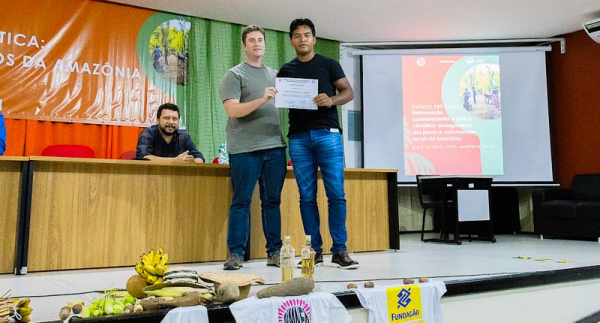 Entrega do diploma a Justiniano (à direita), ladeado por Gabriel Resque da Universidade Federal Rural da Amazônia (esquerda) e Raphaël Marichal do CIRAD (meio). Belém, abril de 2025 © I. Moreira, Refloramaz